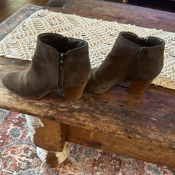 Brown suede booties - Picture 3 of 6